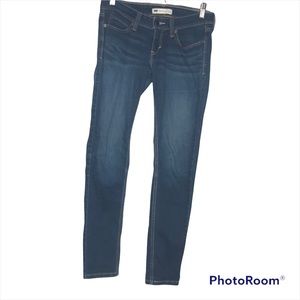 Levi’s Slight Curve Low Rise Skinny Jean Size 28